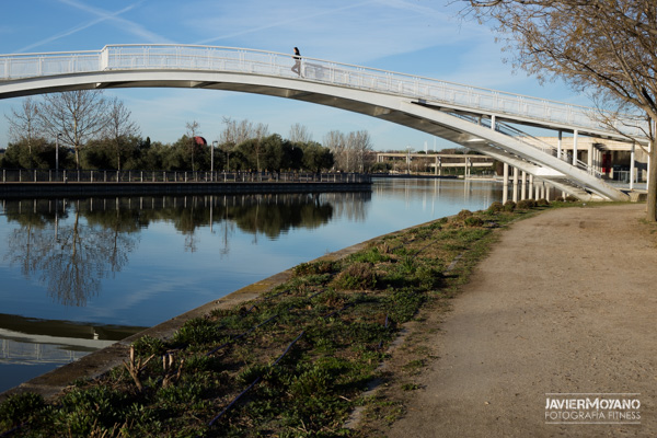 Fotografía corriendo por el parque Juan Carlos cruzando puente