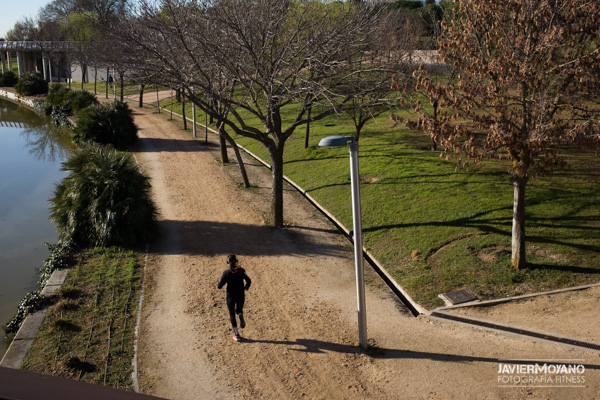 Fotografía corriendo por el parque Juan Carlos alejándose